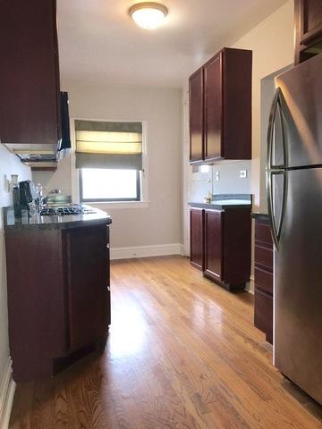 904 S Elmwood Ave Unit 3, Oak Park, IL 60304 - kitchen featuring freestanding refrigerator, light wood-type flooring, dark countertops, a sink, and baseboards