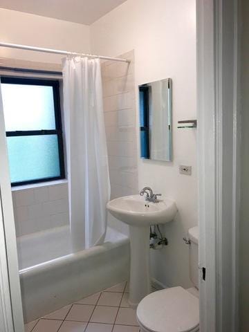 904 S Elmwood Ave Unit 3, Oak Park, IL 60304 - bathroom with toilet, tile patterned flooring, and shower / tub combo