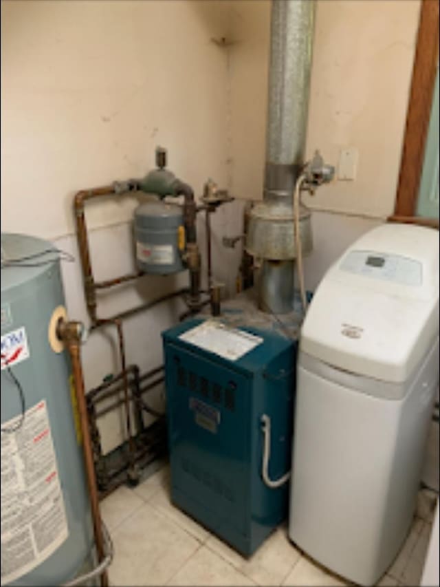 408 E Kyle St, Ogden, IL 61859 - utility room featuring gas water heater