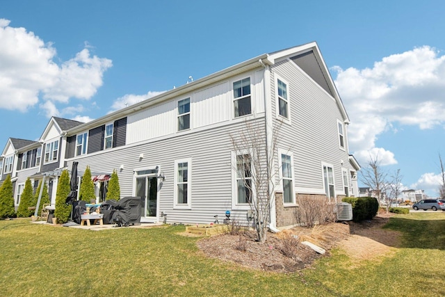4144 Calder Ln, Aurora, IL 60504 - rear view of house featuring a lawn