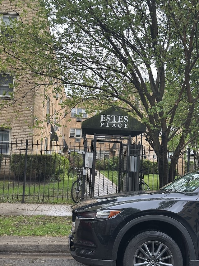 1711 W Estes Ave Unit 2N, Chicago, IL 60626 - view of property's community featuring a gate