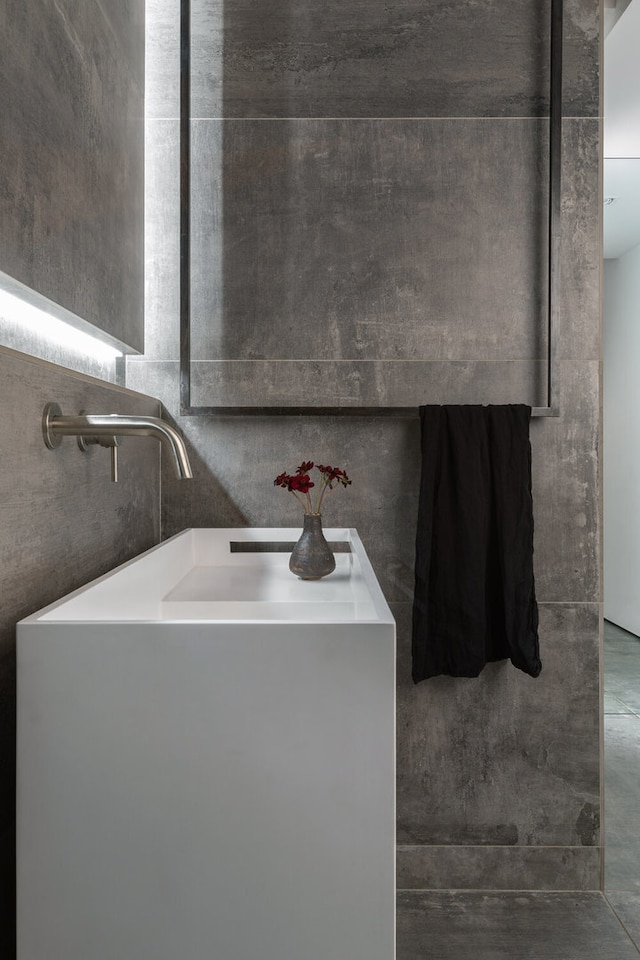 3845 S Winchester Ave, Chicago, IL 60609 - bathroom with vanity