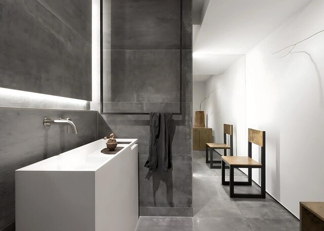 3845 S Winchester Ave, Chicago, IL 60609 - bathroom with concrete floors