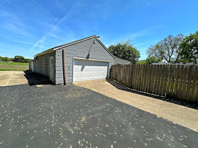 925 N Otter Creek Rd, Streator, IL 61364 - garage with fence
