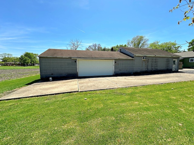 925 N Otter Creek Rd, Streator, IL 61364 - garage with concrete driveway