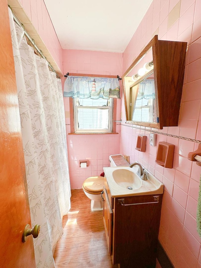 925 N Otter Creek Rd, Streator, IL 61364 - full bath featuring tile walls, wood finished floors, vanity, toilet, and a shower with shower curtain