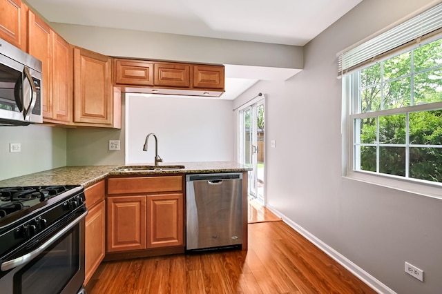 1400 Carleton Ave, Naperville, IL 60565 - kitchen featuring stainless steel appliances, a sink, dark wood-style flooring, and a peninsula