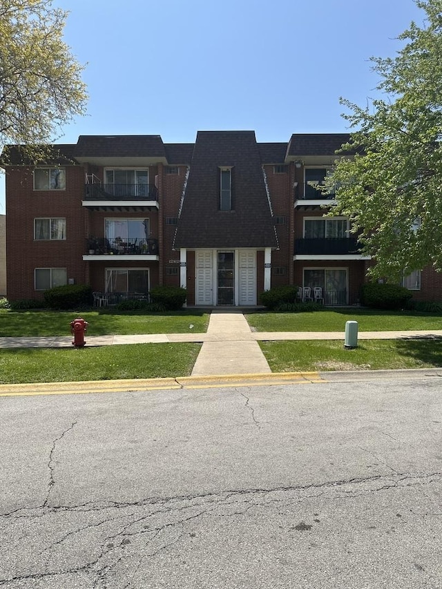 view of front of property featuring a front lawn