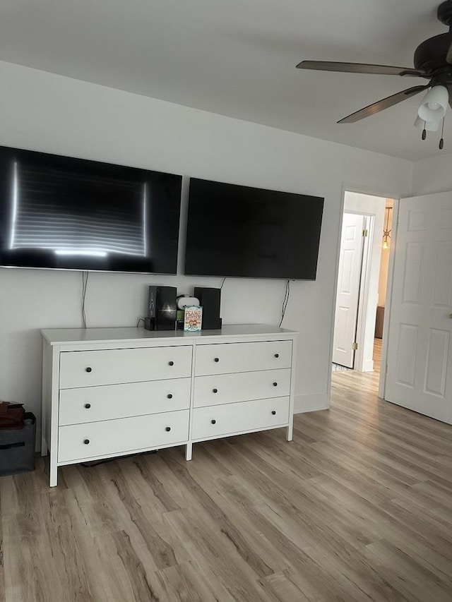bedroom with light wood-style flooring, baseboards, and a ceiling fan