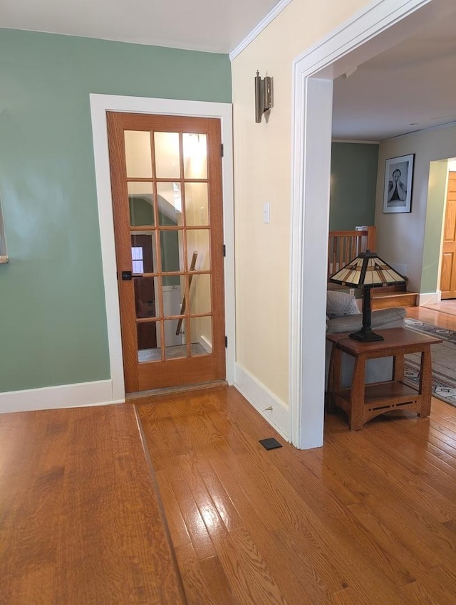 606 S Cedar St, Urbana, IL 61801 - entrance foyer with wood finished floors and baseboards