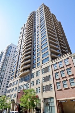 view of apartment building / complex
