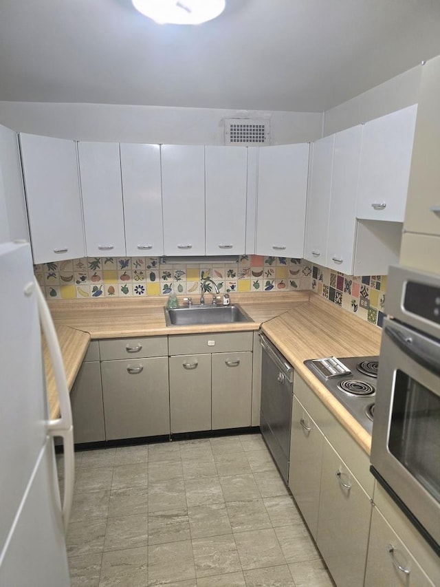 4800 S Chicago Beach Dr Unit 1211N, Chicago, IL 60615 - kitchen with stainless steel appliances, a sink, tasteful backsplash, light countertops, and gray cabinets