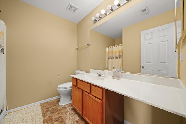 1913 Misty Ridge Ln, Aurora, IL 60503 - bathroom featuring baseboards, toilet, vanity, and a shower with curtain