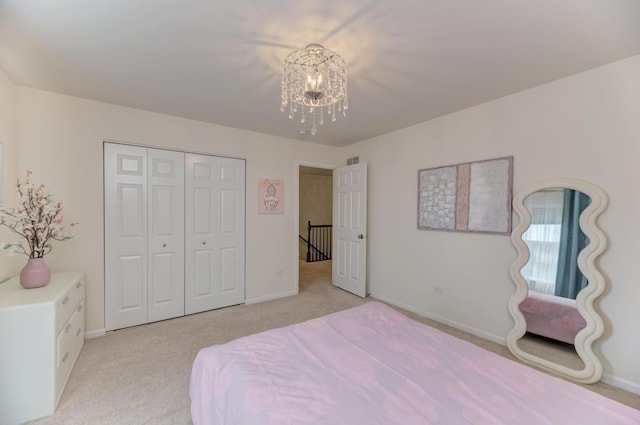 141 Bluegrass Pkwy, Oswego, IL 60543 - bedroom featuring light carpet, a chandelier, baseboards, and a closet