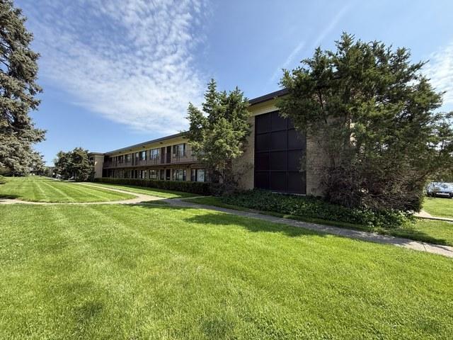 39 King Arthur Ct Unit 10, Northlake, IL 60164 - view of grassy yard