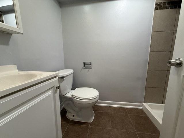 39 King Arthur Ct Unit 10, Northlake, IL 60164 - full bath with toilet, vanity, a shower stall, tile patterned floors, and baseboards