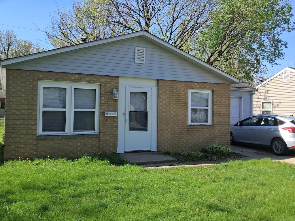 1615 W Lock Raven Rd, Champaign, IL 61821 - bungalow-style house with brick siding and a front yard