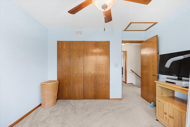 unfurnished bedroom featuring carpet flooring, baseboards, a ceiling fan, and a closet