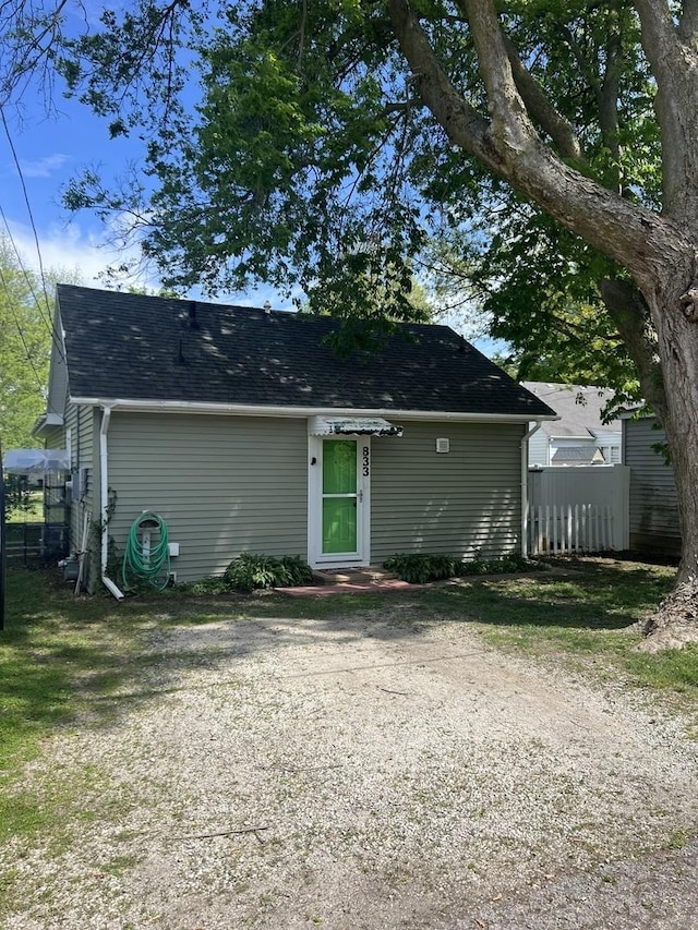833 S 5th Ave, Kankakee, IL 60901 - back of property featuring fence and a shingled roof
