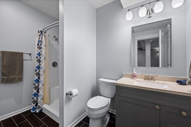 full bath with toilet, a shower with curtain, vanity, and baseboards