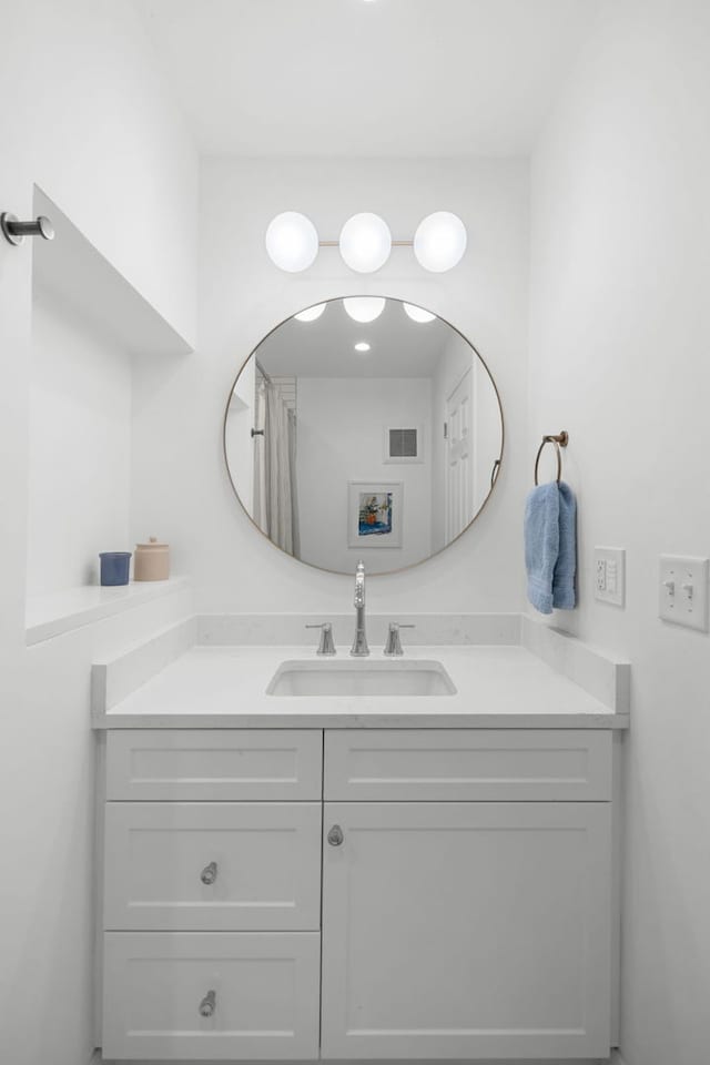 5135 S Kimbark Ave, Chicago, IL 60615 - bathroom featuring vanity