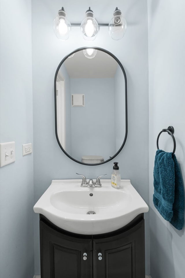 5135 S Kimbark Ave, Chicago, IL 60615 - bathroom featuring vanity