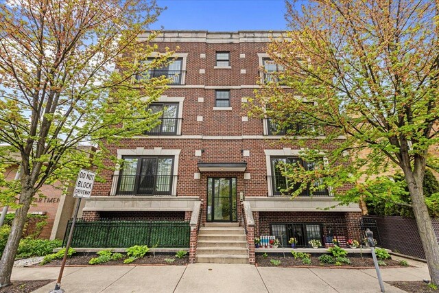 6436 N Lehigh Ave Unit 2N, Chicago, IL 60646 - view of property featuring a fenced front yard