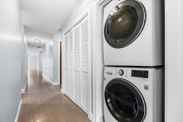 6436 N Lehigh Ave Unit 2N, Chicago, IL 60646 - laundry area featuring stacked washer / dryer, baseboards, and wood finished floors
