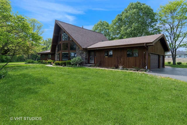 view of front of house featuring a front lawn and roof with shingles