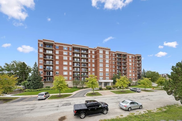 view of apartment building / complex