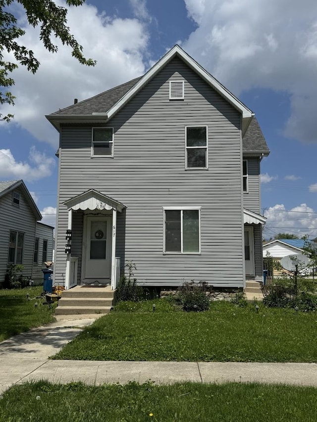 617 W Madison St, Pontiac, IL 61764 - traditional-style house featuring a front lawn