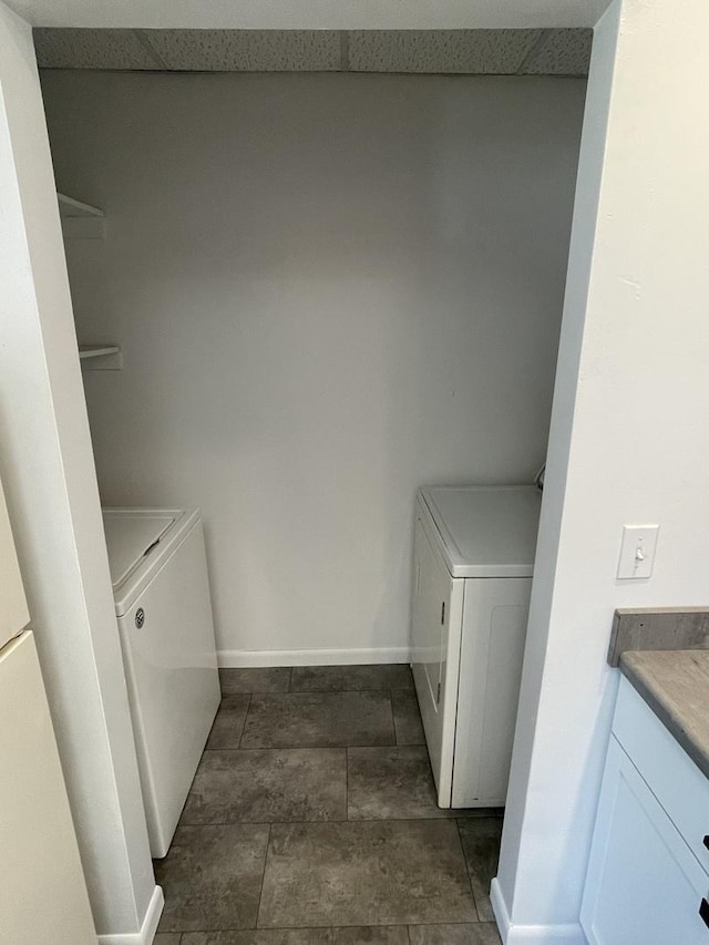 617 W Madison St, Pontiac, IL 61764 - clothes washing area featuring independent washer and dryer and baseboards
