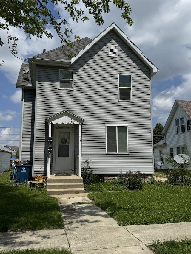 617 W Madison St, Pontiac, IL 61764 - traditional home featuring a front lawn