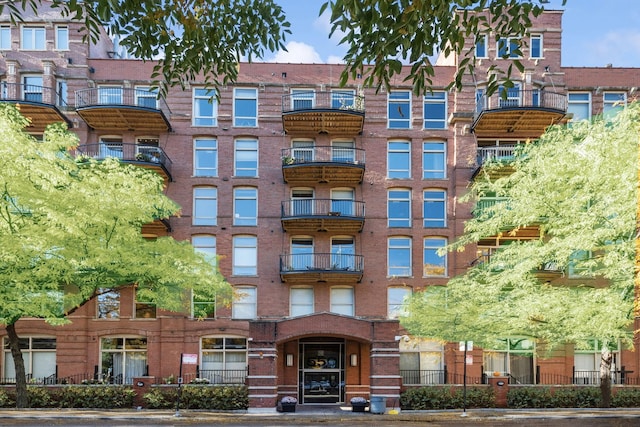 view of apartment building / complex