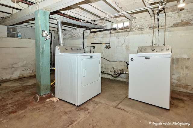 10208 N Main St, Richmond, IL 60071 - laundry room featuring separate washer and dryer