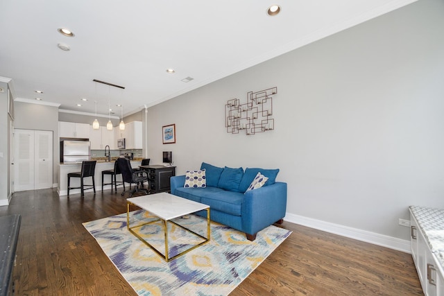 living room featuring crown molding, recessed lighting, baseboards, and dark wood-style flooring