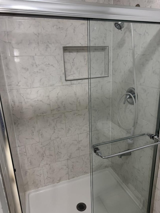 full bathroom featuring a shower stall