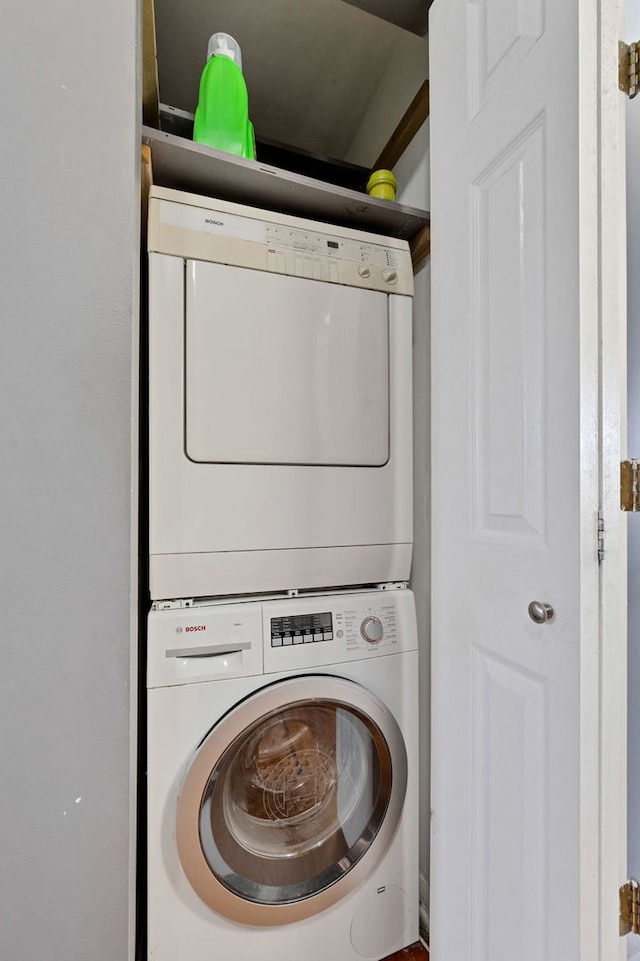 7435 N Ridge Blvd Unit 3B, Chicago, IL 60645 - laundry area with estacked washer and dryer