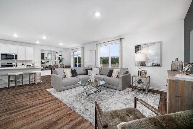 living area featuring dark wood-style floors, recessed lighting, and baseboards