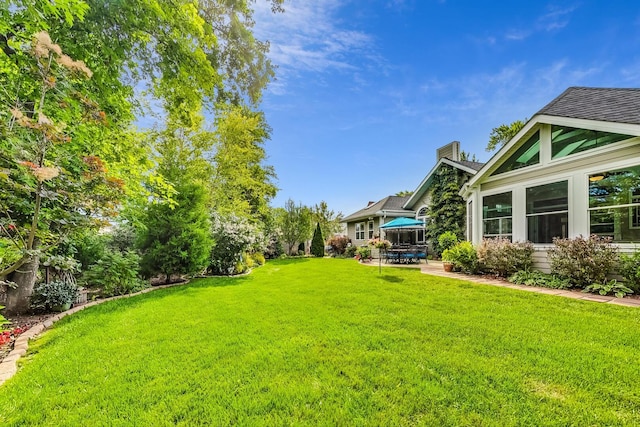 view of grassy yard featuring a patio area