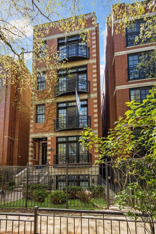 853 W Buckingham Pl Unit 4, Chicago, IL 60657 - view of property featuring a fenced front yard