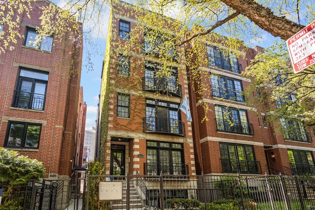 853 W Buckingham Pl Unit 4, Chicago, IL 60657 - view of property with a fenced front yard