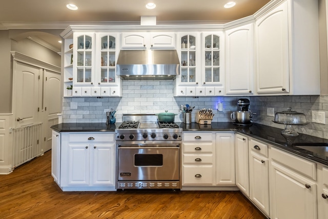 853 W Buckingham Pl Unit 4, Chicago, IL 60657 - kitchen featuring premium stove, range hood, crown molding, white cabinets, and glass insert cabinets