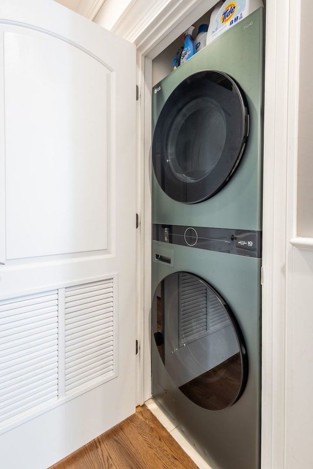 853 W Buckingham Pl Unit 4, Chicago, IL 60657 - clothes washing area with stacked washing machine and dryer