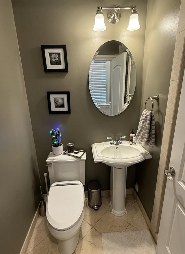 853 W Buckingham Pl Unit 4, Chicago, IL 60657 - bathroom with toilet, baseboards, and tile patterned floors