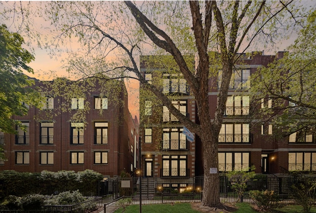 853 W Buckingham Pl Unit 4, Chicago, IL 60657 - view of building exterior with a fenced front yard