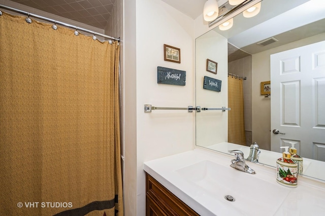 220 Wethington Dr Unit B, Wauconda, IL 60084 - full bath with vanity and curtained shower