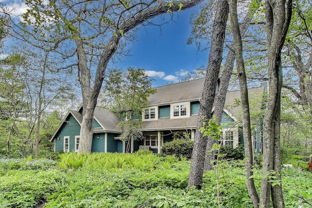 view of front facade featuring a shingled roof