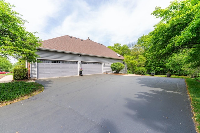 3302 Greenwood Ln, Saint Charles, IL 60175 - view of side of home with asphalt driveway