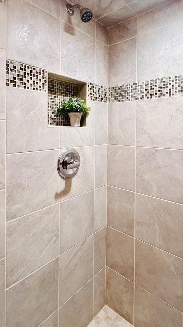 1305 Baugh Dr, Normal, IL 61761 - bathroom featuring tiled shower